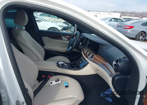 2017 Mercedes-Benz E 300 4Matic z USA, uszkodzony, nr VIN WDDZF4KB8HA060518